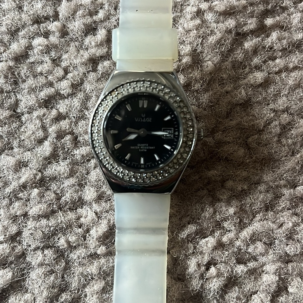 Elegant Black and Silver Women’s Watch